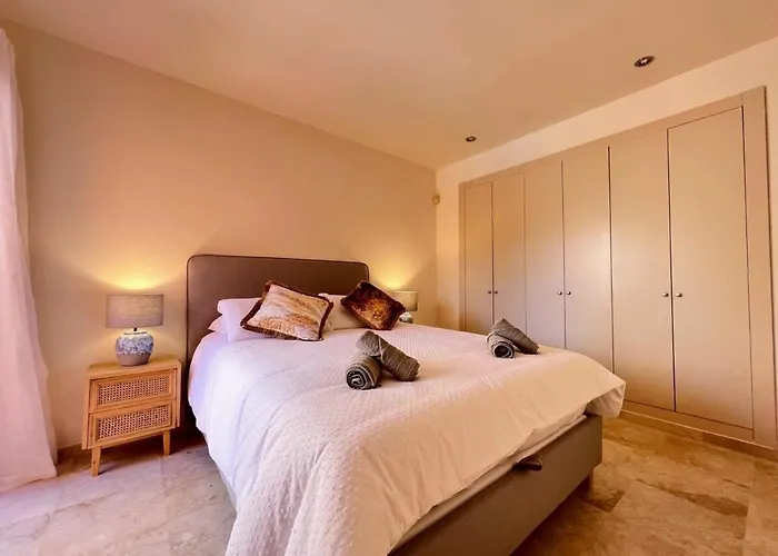 Modern 2 Bedroom Beachside Apartment Nr72